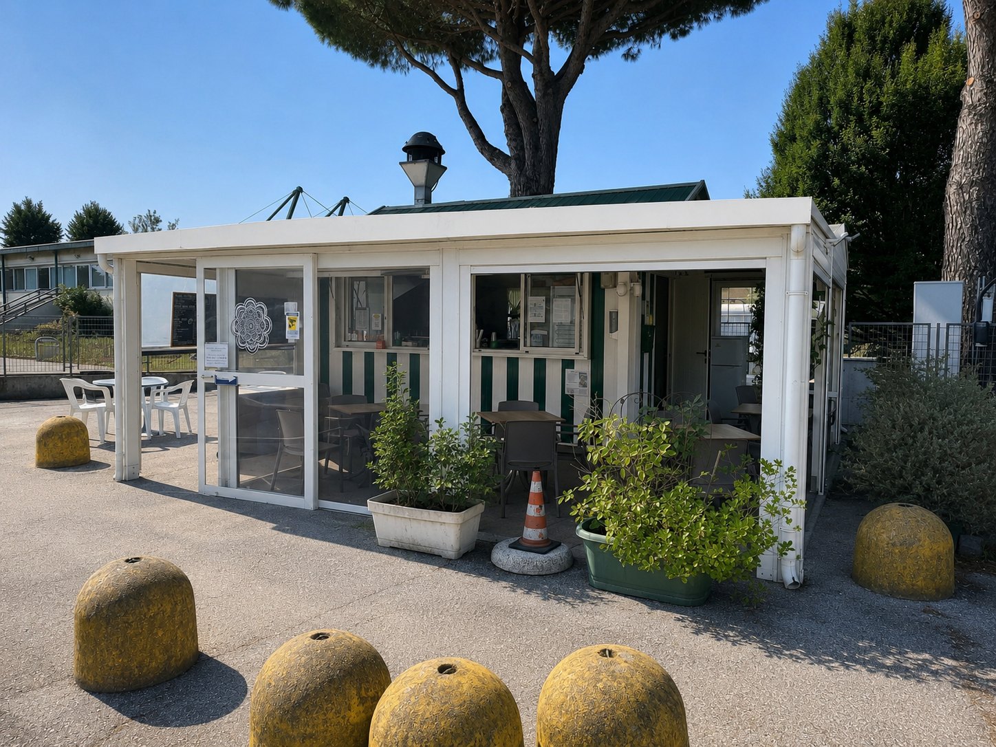 Vista frontale della veranda di Piadinamente con tavoli e piante